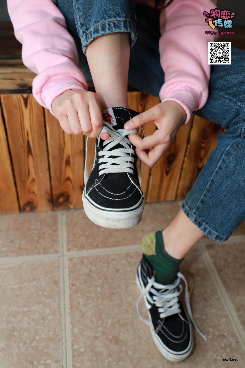 [物恋传媒]001期：落落-清纯系大一女生（vans、森女棉袜、灰色棉袜)-丝袜室